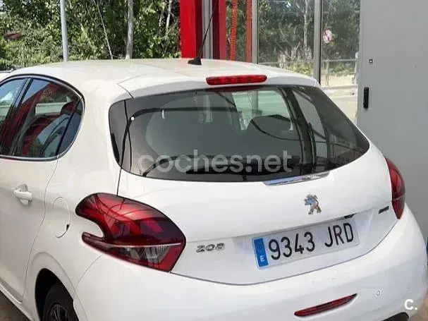 Usado Peugeot 208 Allure 100 CV (73 kW) 2016 Blanco Utilitario