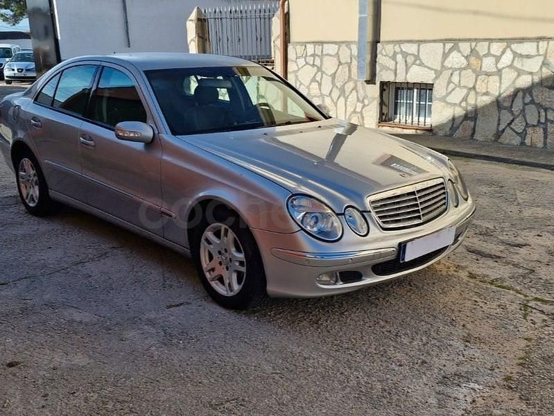 Usado Mercedes E320 Avantgarde 204 CV (150 kW) 2004 Gris / plata Berlina