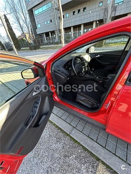Usado Ford Focus Trend 125 CV (91 kW) 2018 Rojo Berlina