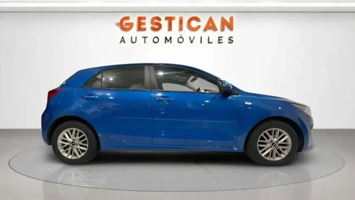 Usado Kia Rio 84 CV (61 kW) 2023 Azul Utilitario