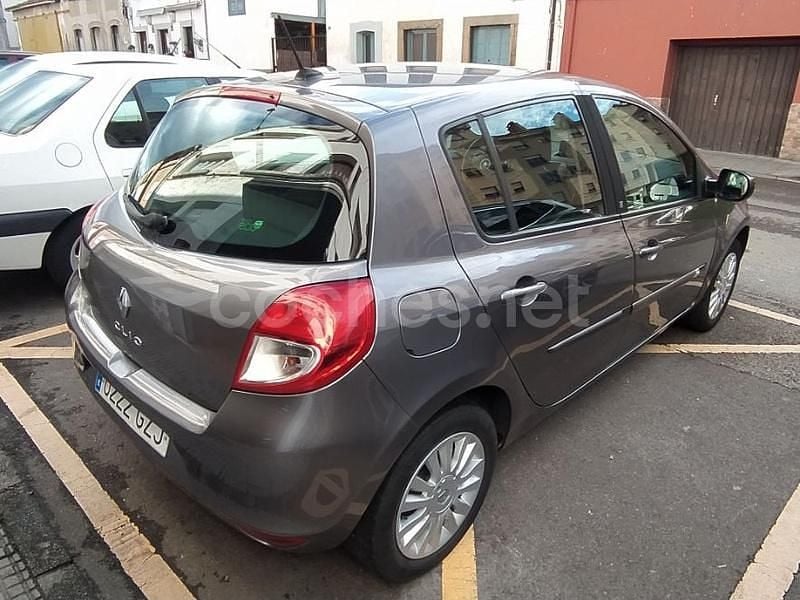 Usado Renault Clio II 75 CV (55 kW) 2010 Gris / plata Berlina
