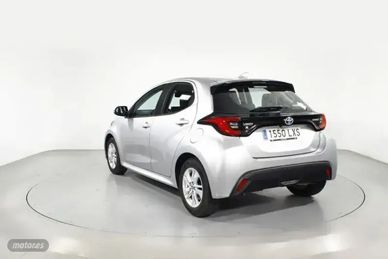 Usado Toyota Yaris Hybrid Active 116 CV (85 kW) 2022 Gris Berlina