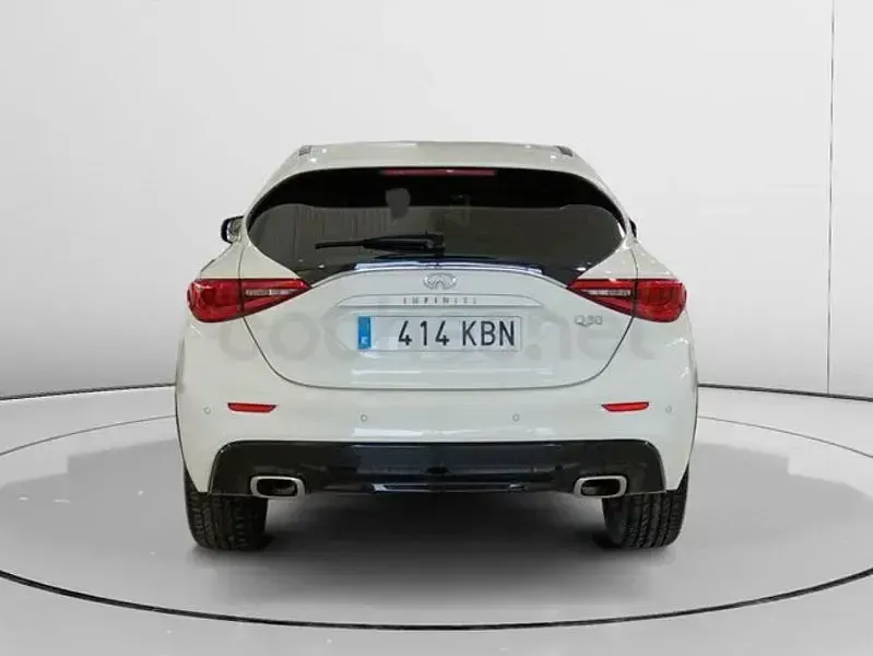 Usado Infiniti Q30 Premium 170 CV (125 kW) 2017 Blanco Berlina