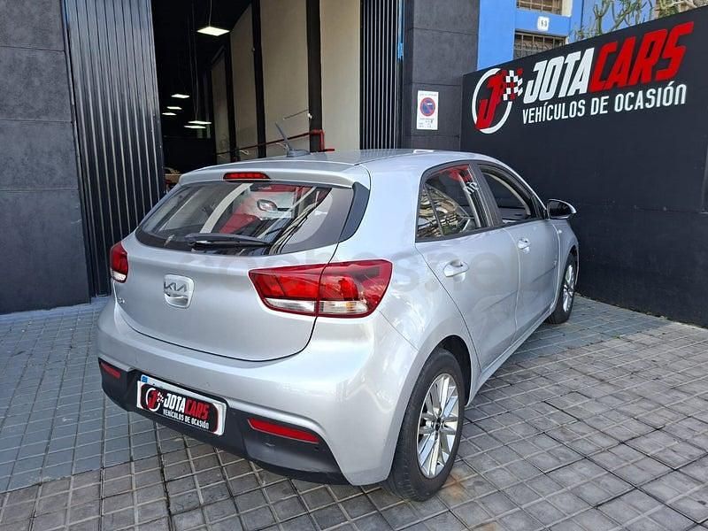 Usado Kia Rio 84 CV (61 kW) 2023 Gris / plata Berlina
