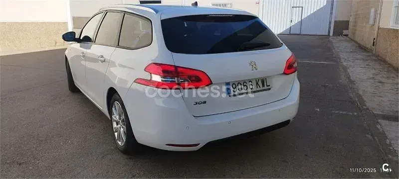 Usado Peugeot 308 SW Active 130 CV (95 kW) 2019 Blanco Familiar