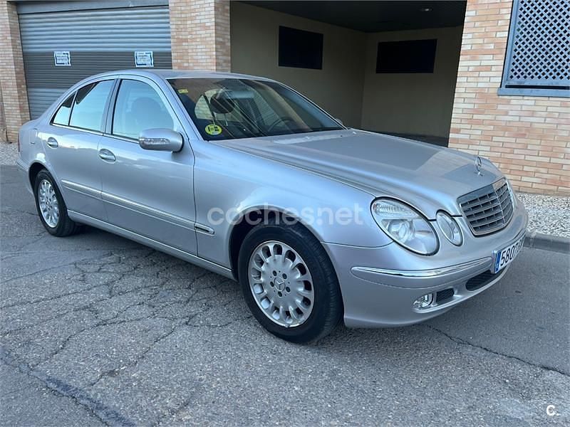 Usado Mercedes E240 Elegance 170 CV (125 kW) 2002 Gris / plata Berlina