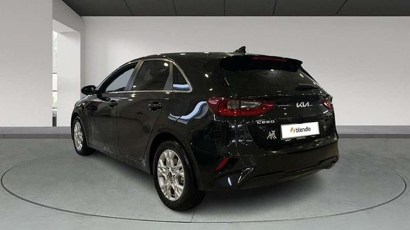 Usado Kia Ceed 120 CV (88 kW) 2023 Negro Utilitario