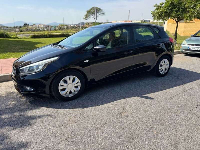 Negro Usado 2013 Kia Ceed Utilitario | 7999 € (Precio justo) - Imagen 1/4