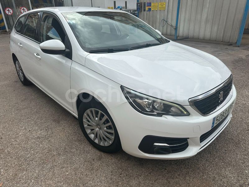Usado Peugeot 308 Business-Line 100 CV (73 kW) 2018 Blanco Familiar