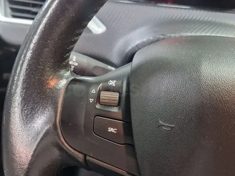 Usado Peugeot 2008 Style 100 CV (73 kW) 2018 Gris / plata SUV