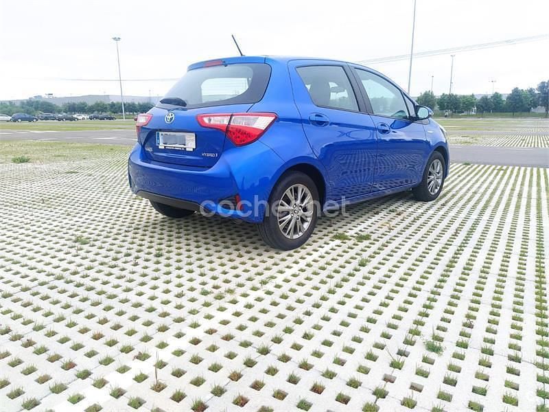 Usado Toyota Yaris Hybrid Active 100 CV (73 kW) 2018 Azul Berlina