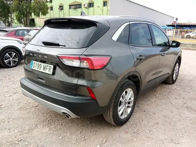 Usado Ford Kuga Titanium 150 CV (110 kW) 2023 Gris / plata SUV