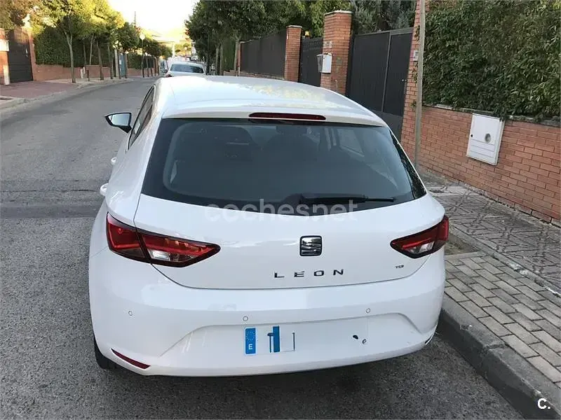 Usado Seat Leon I-Tech 105 CV (77 kW) 2013 Blanco Berlina