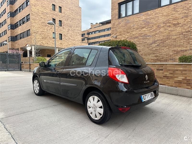 Usado Renault Clio II Authentique 75 CV (55 kW) 2010 Negro Berlina