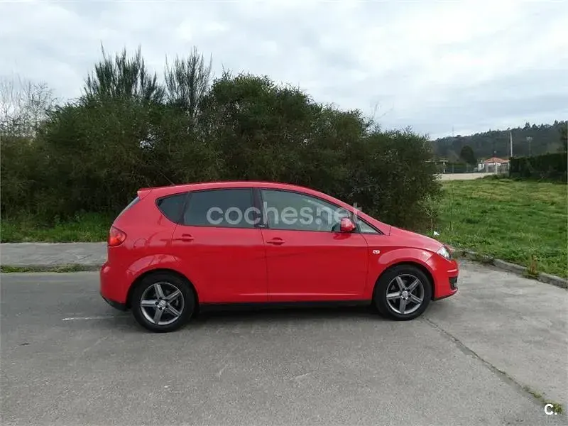 Usado Seat Altea I-Tech 105 CV (77 kW) 2014 Rojo Monovolumen