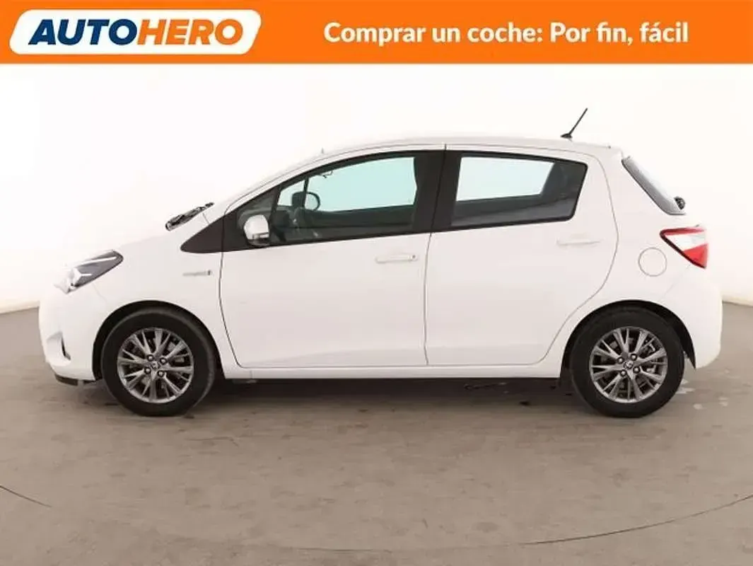 Usado Toyota Yaris Hybrid Active 101 CV (74 kW) 2018 Blanco Berlina