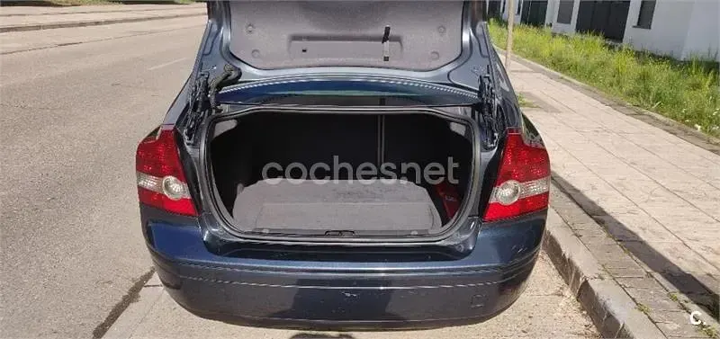 Usado Volvo S40 Momentum 136 CV (100 kW) 2006 Azul Berlina