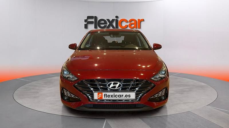 Usado Hyundai i30 120 CV (88 kW) 2021 Granate Berlina