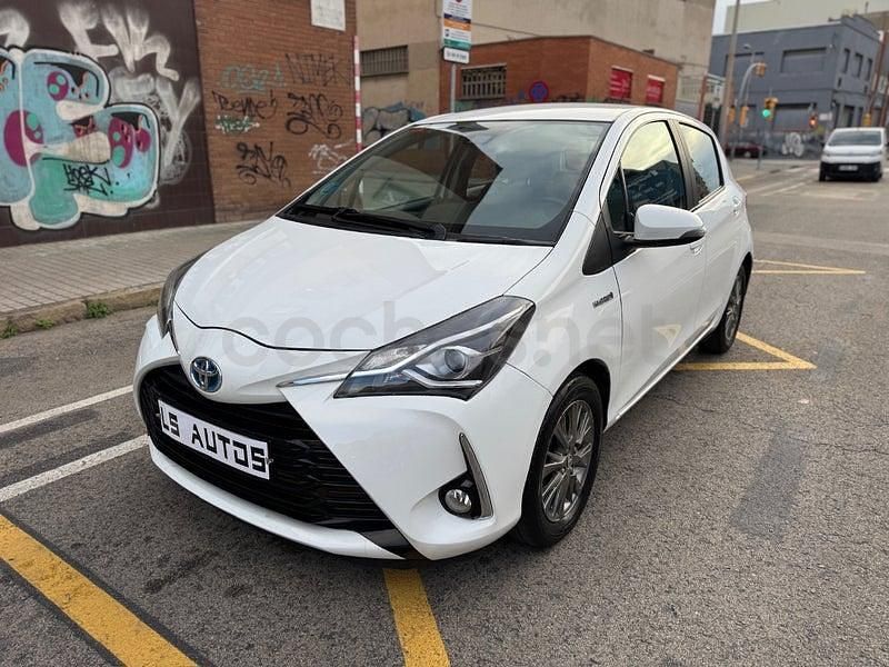 Usado Toyota Yaris Hybrid Active 100 CV (73 kW) 2019 Blanco Berlina