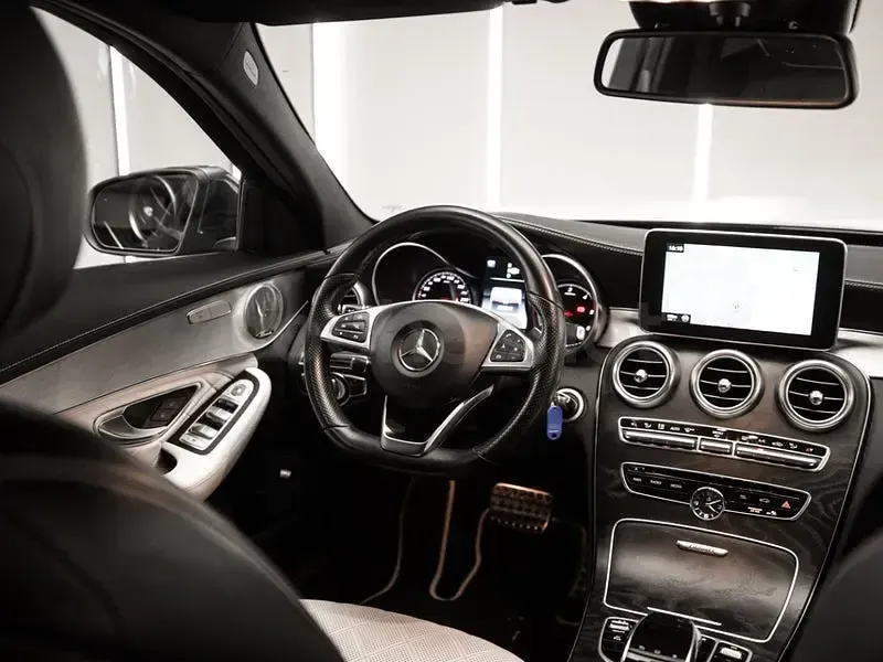 Usado Mercedes C250 Avantgarde 204 CV (150 kW) 2014 Gris / plata Berlina