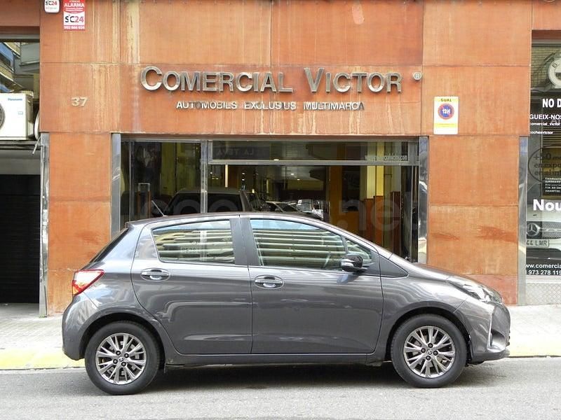 Usado Toyota Yaris Active 111 CV (81 kW) 2019 Gris / plata Berlina