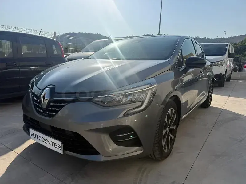 Usado Renault Clio V Techno 90 CV (66 kW) 2023 Gris / plata Berlina