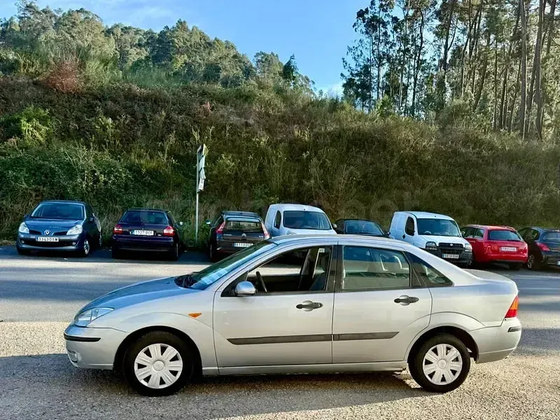 Usado Ford Focus Ghia 90 CV (66 kW) 2002 Gris / plata Berlina
