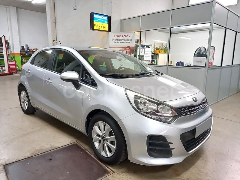 Gris / plata Usado 2017 Kia Rio Plus Berlina | 8900 € (Buen precio) - Imagen 1/4