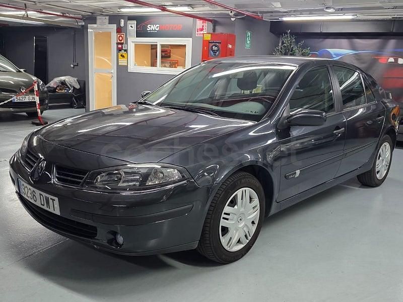 Usado Renault Laguna II Authentique 110 CV (80 kW) 2006 Gris / plata Berlina