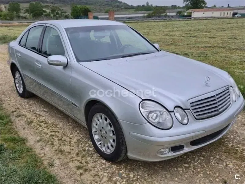 Usado Mercedes E270 Elegance 170 CV (125 kW) 2004 Gris / plata Familiar