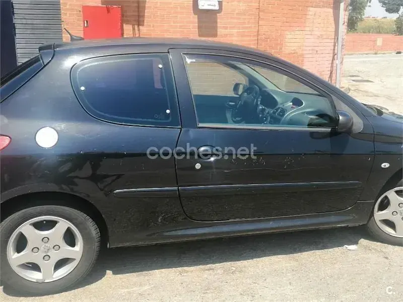 Usado Peugeot 206 75 CV (55 kW) 2007 Negro Berlina