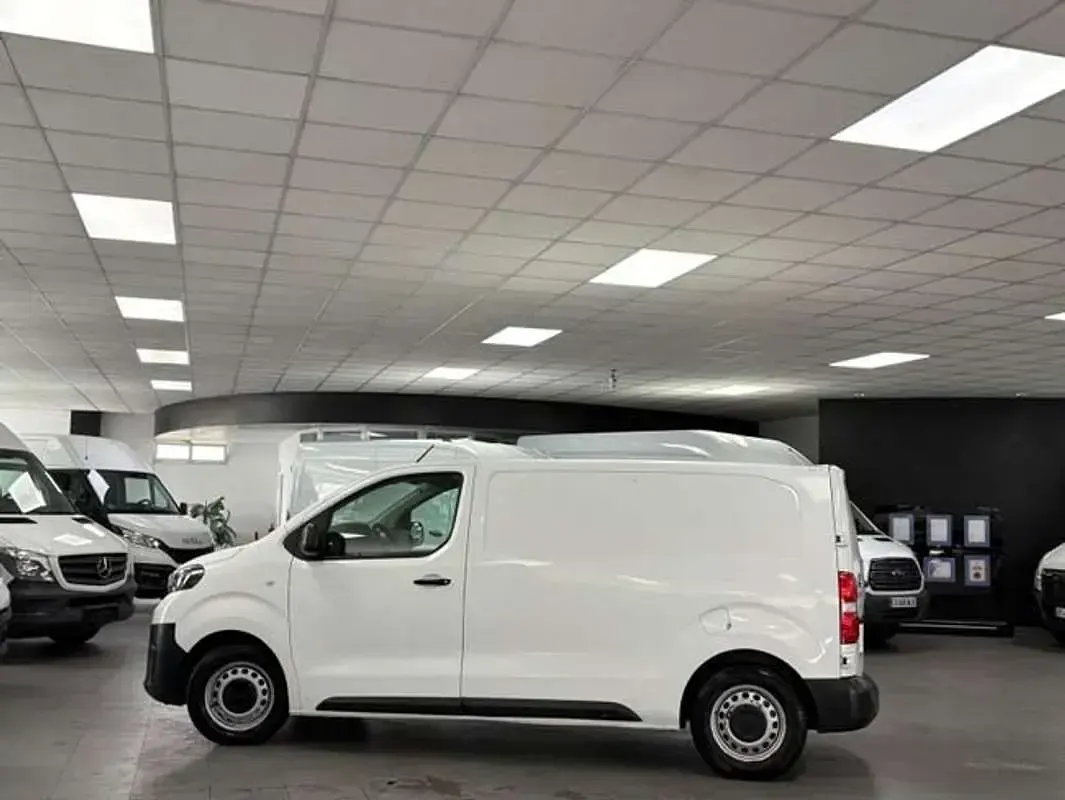 Usado Toyota Proace 100 CV (73 kW) 2023 Blanco Monovolumen