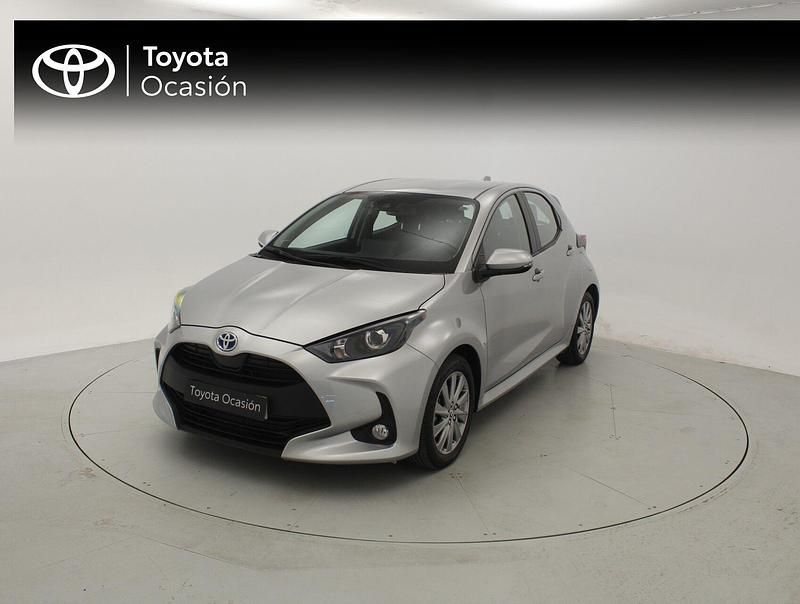 Gris Usado 2024 Toyota Yaris Hybrid Active Berlina | 21.900 € (Precio justo) - Imagen 1/4