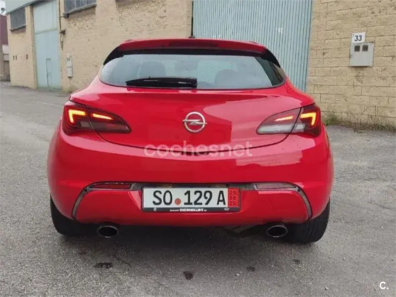Usado Opel Astra GTC Enjoy 180 CV (132 kW) 2011 Rojo Berlina