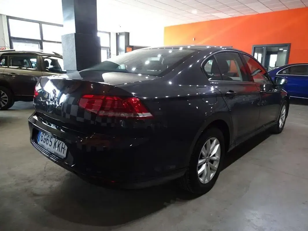 Usado VW Passat Elegance 116 CV (85 kW) 2018 Gris Utilitario