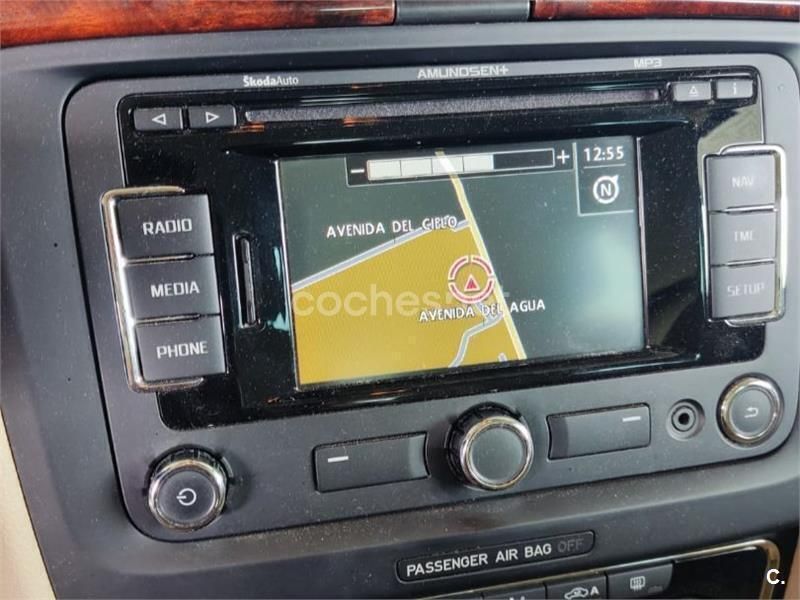 Negro Usado 2013 Skoda Superb Active Berlina | 12.500 € - Imagen 1/4
