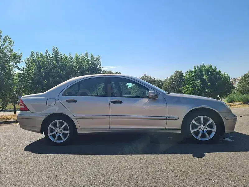 Usado Mercedes C180 Elegance 143 CV (105 kW) 2005 Beige Berlina