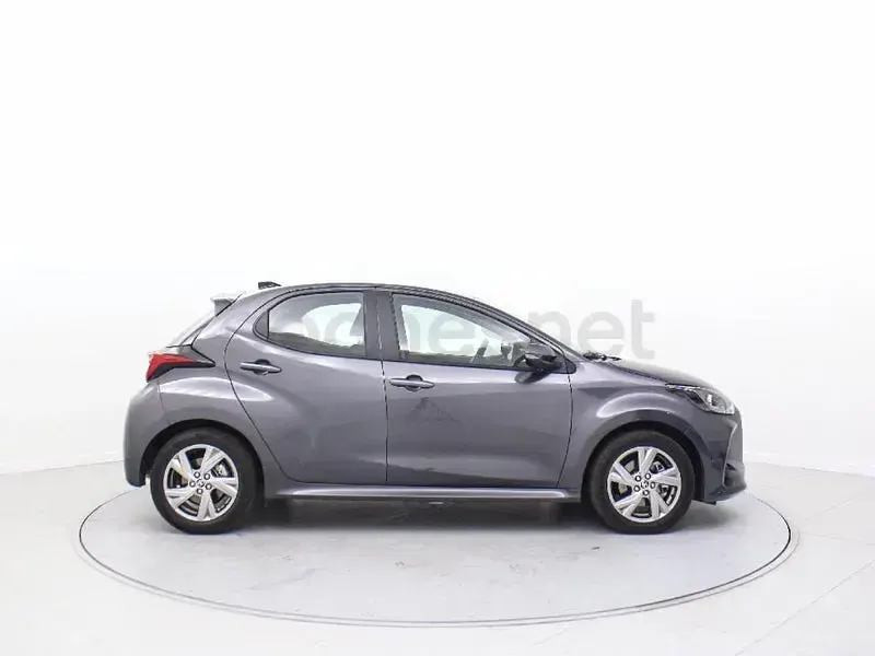 Usado Toyota Yaris Hybrid Active 116 CV (85 kW) 2025 Gris / plata Berlina