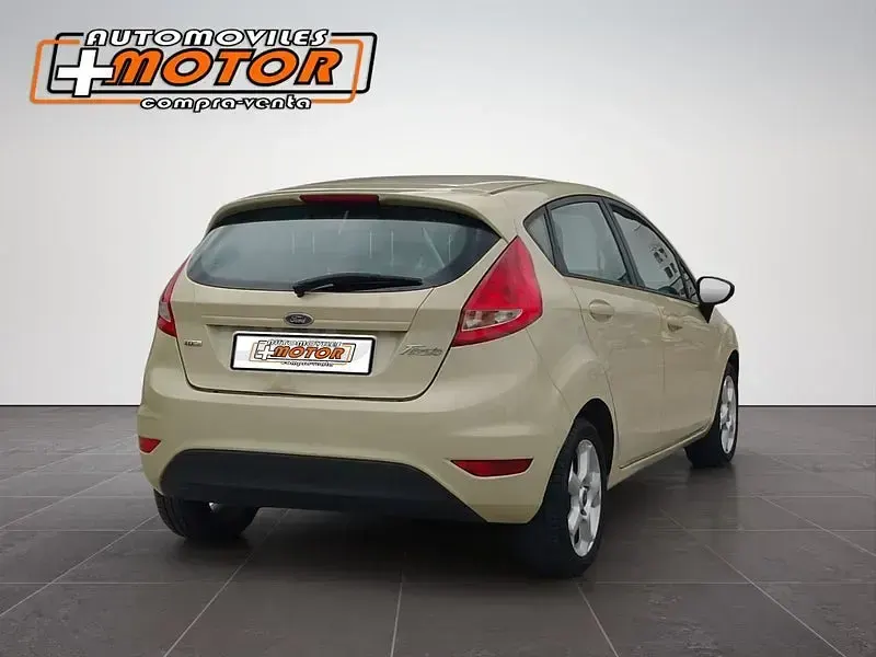 Usado Ford Fiesta Trend 68 CV (50 kW) 2009 Beige Berlina