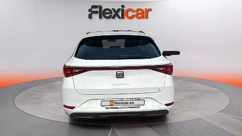 Usado Seat Leon Style 116 CV (85 kW) 2023 Blanco Familiar