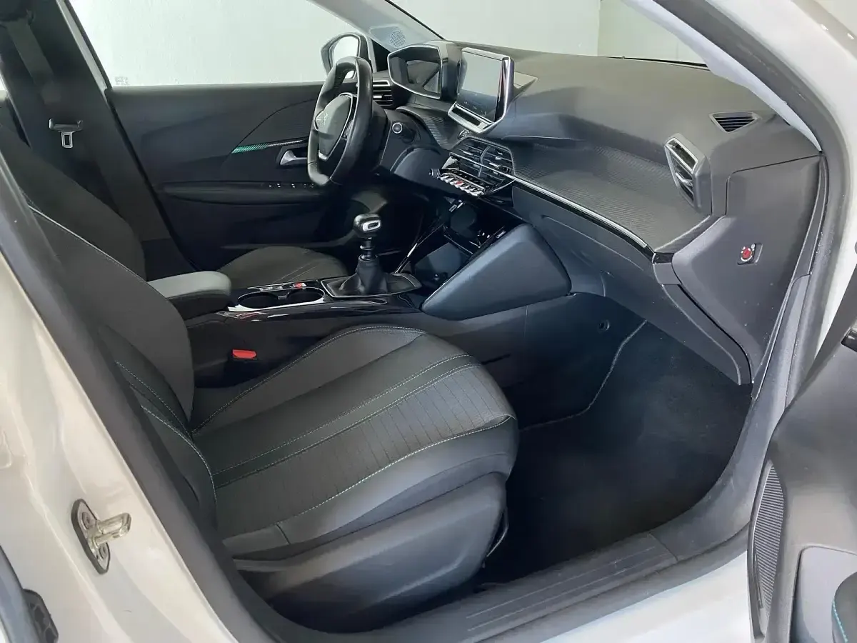 Usado Peugeot 208 Allure 102 CV (75 kW) 2020 Blanco Utilitario