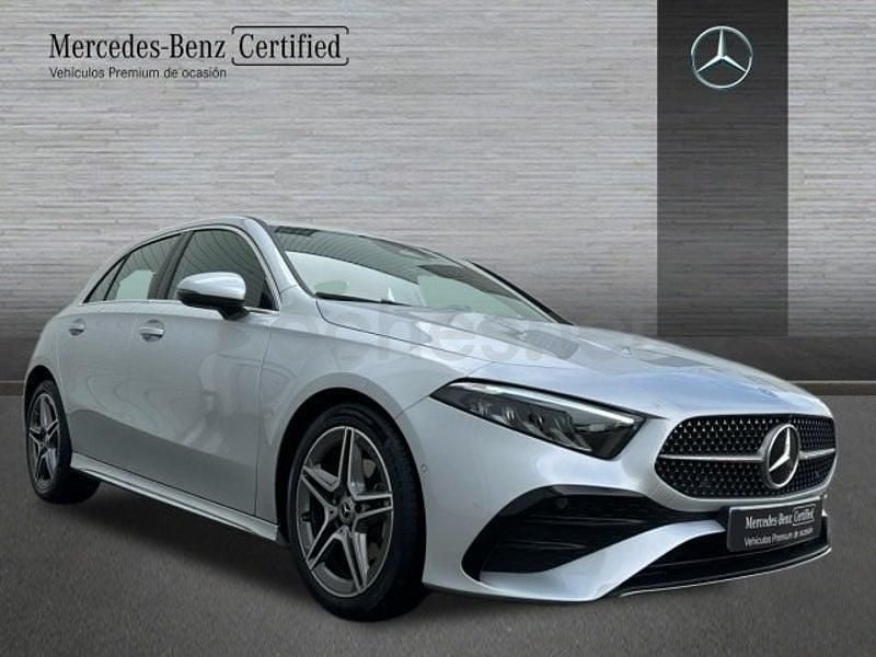 Usado Mercedes A180 AMG line 116 CV (85 kW) 2023 Plata iridio Berlina