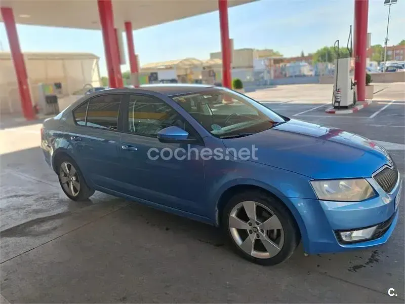 Usado Skoda Octavia Style 150 CV (110 kW) 2016 Azul Familiar