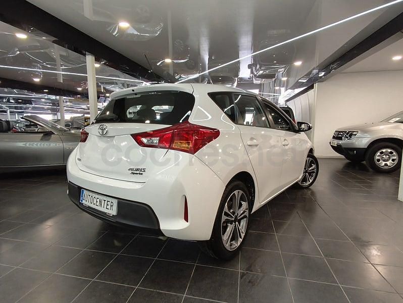 Usado Toyota Auris Active 90 CV (66 kW) 2015 Blanco Berlina