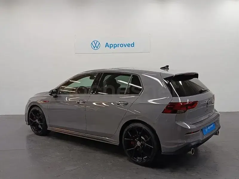 Usado VW Golf VIII GTI 245 CV (180 kW) 2023 Gris / plata Berlina
