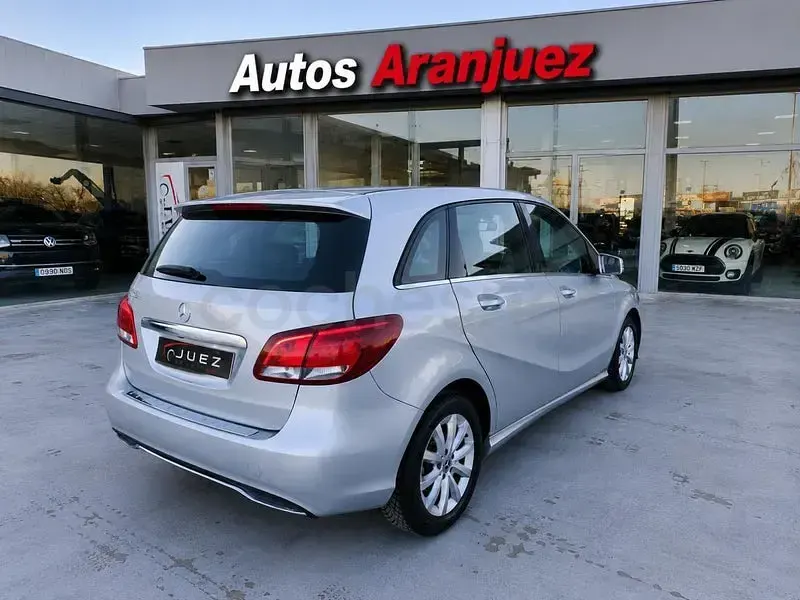 Usado Mercedes B180 109 CV (80 kW) 2018 Gris / plata Utilitario