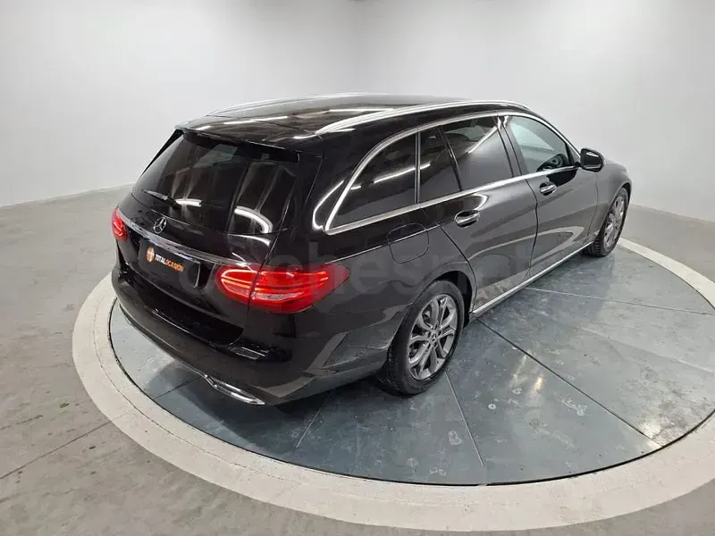 Usado Mercedes C220 170 CV (125 kW) 2018 Negro Familiar