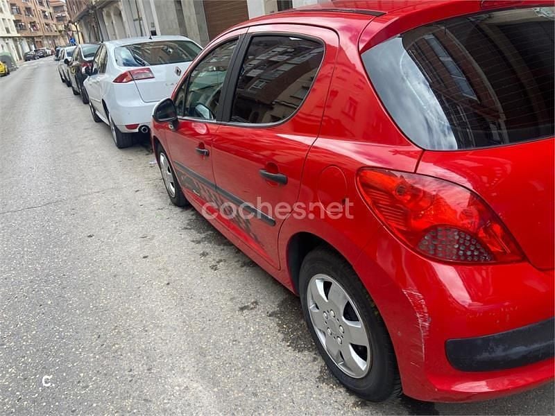Usado Peugeot 207 70 CV (51 kW) 2007 Rojo Berlina