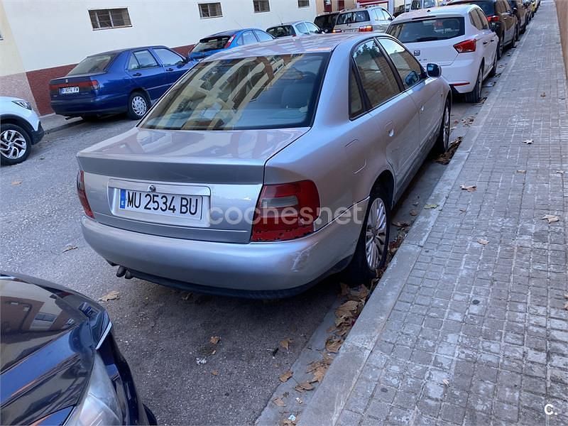 Usado Audi A4 110 HP (80 kW) 1998 Cinzento Sedan