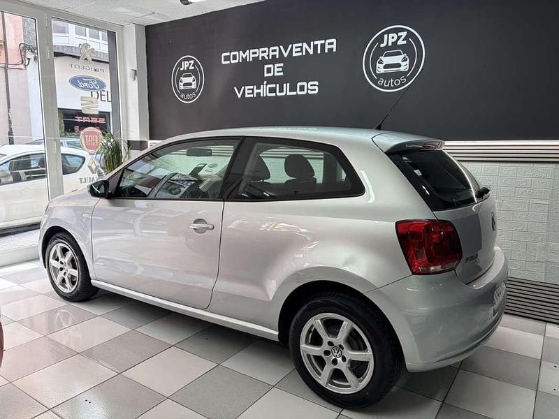 Usado VW Polo Advance 69 CV (50 kW) 2013 Gris Utilitario